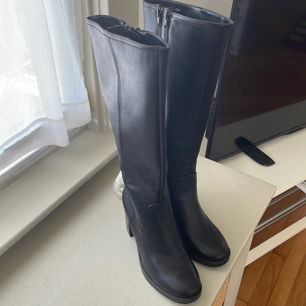 NWOT Size 7.5, tall black boats, below the knee height